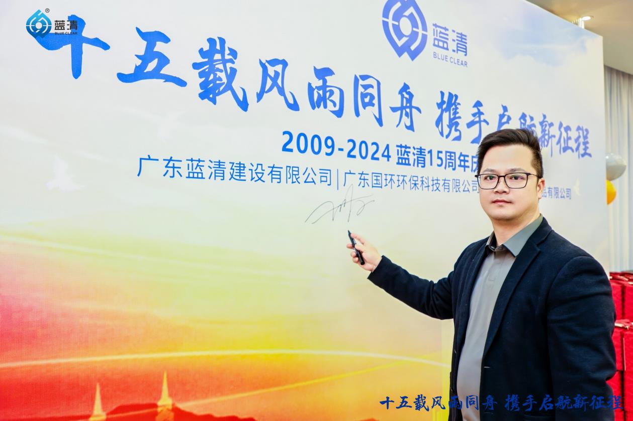 雨天路滑谨慎驾驶：高架上六辆车挤作一团！